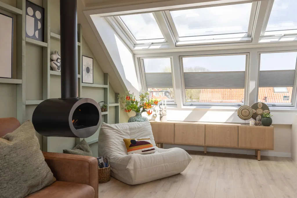 LUXboX dakserre geplaatst op zolder met raambekleding