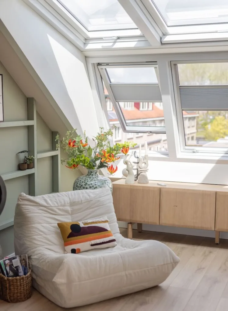 Binnenaanzicht van LUXboX dakserre met open, lichte zithoek