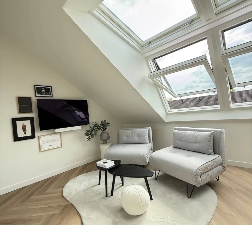 Binnenaanzicht van LUXboX dakserre met open, lichte zithoek